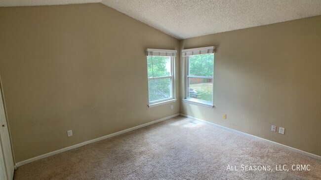 Photo - 210 Wallace St