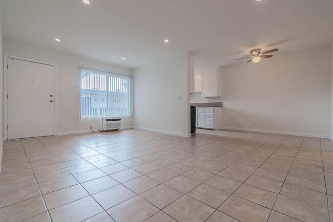 Building Photo - 11621 Sylvan St Unit 16 Rental
