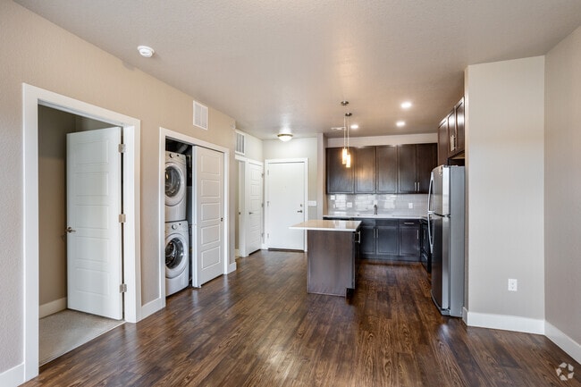 Jade - Sala de estar / Cocina - Basecamp at West 8th