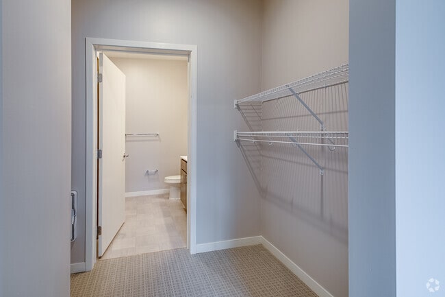 The Parkway - 3HAB, 2BA - Armario y baño 1
