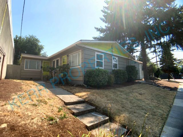 Building Photo - FREE RENT! Charming 2-Bed Duplex in Vibrant SE Portland – Cozy 660 Sq Ft Gem!