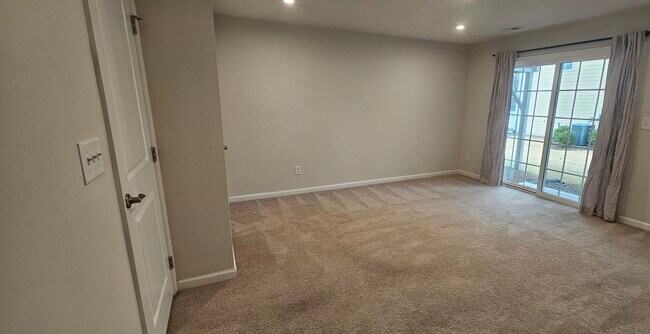 1st floor bedroom w/ full bath - 107 Brier Summit Pl
