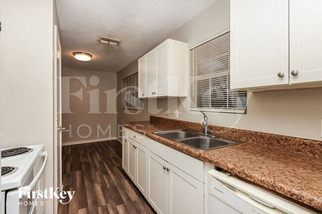 Photo - 830 Burland St