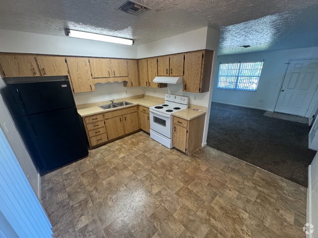 Building Photo - 21520 Campbell Dr Rental