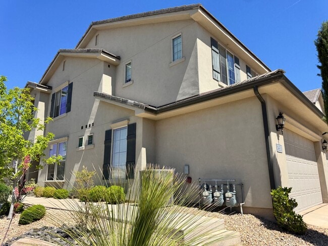 Building Photo - Pet Friendly!! Fresh and Clean!! Ready to go!