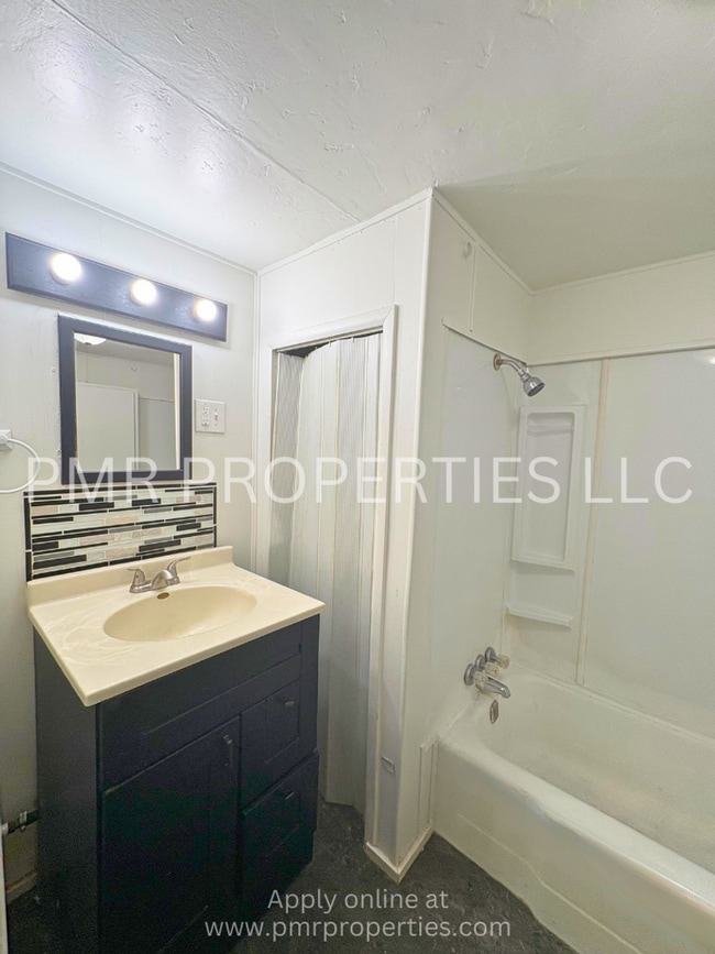 Photo - 2 Bedrooms / 1 Bathroom House