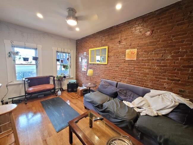 Building Photo - 4 Mark St Unit 2