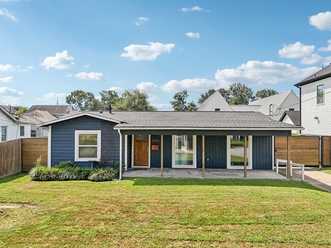 Photo - 822 Avenue of Oaks St