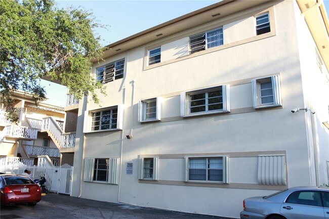 Building Photo - 1958 Monroe St Unit 210