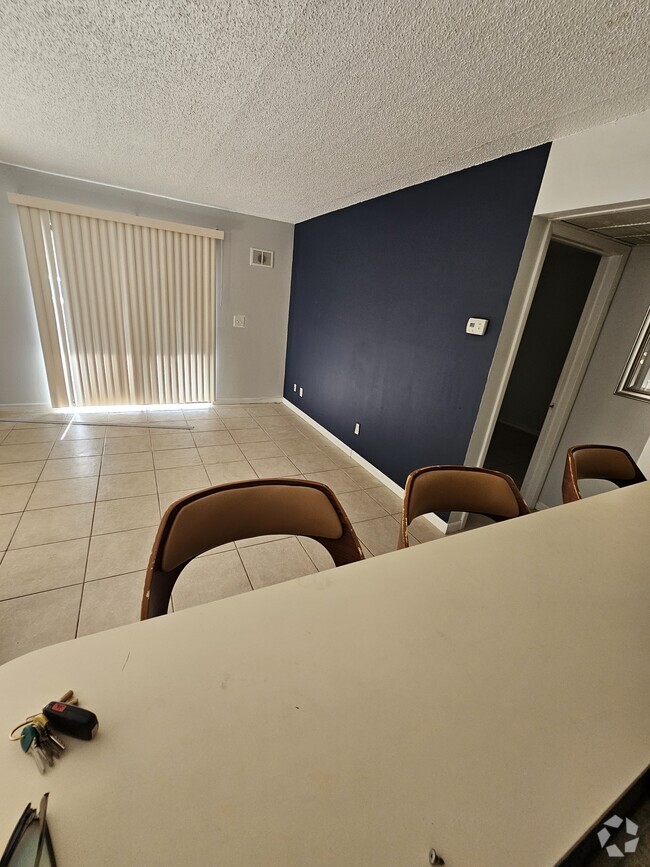 Building Photo - 5325 Summerlin Rd Unit 7 Rental