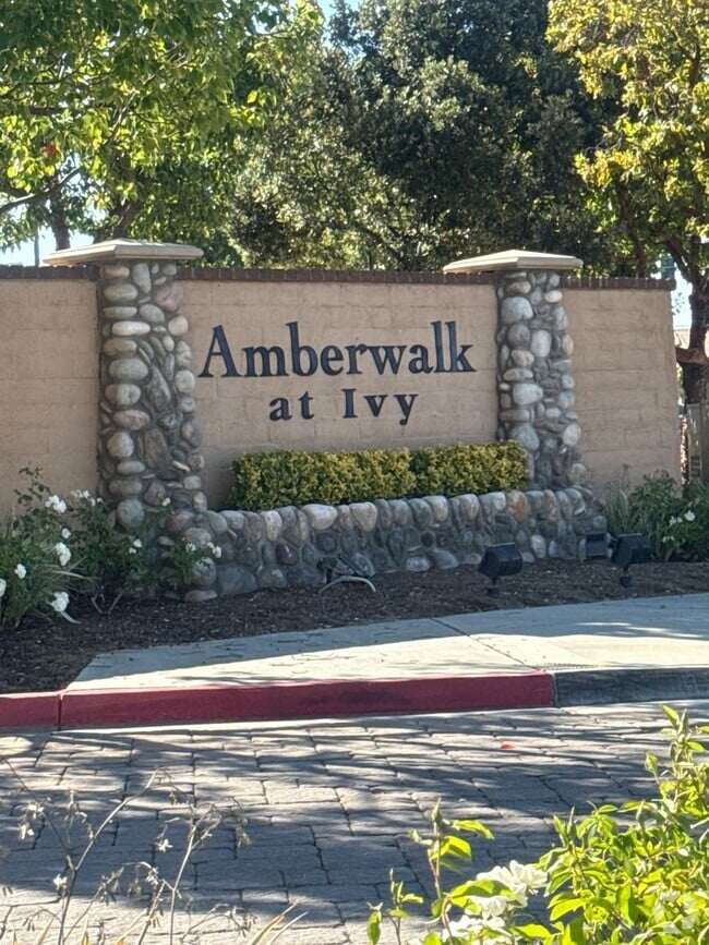 Building Photo - 3 bed 2 car garage condo for rent in Murrieta