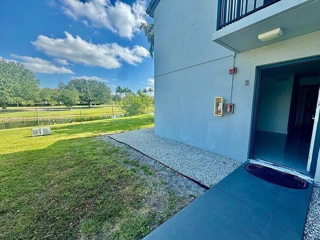 Building Photo - 7195 NW 179th St Unit 107