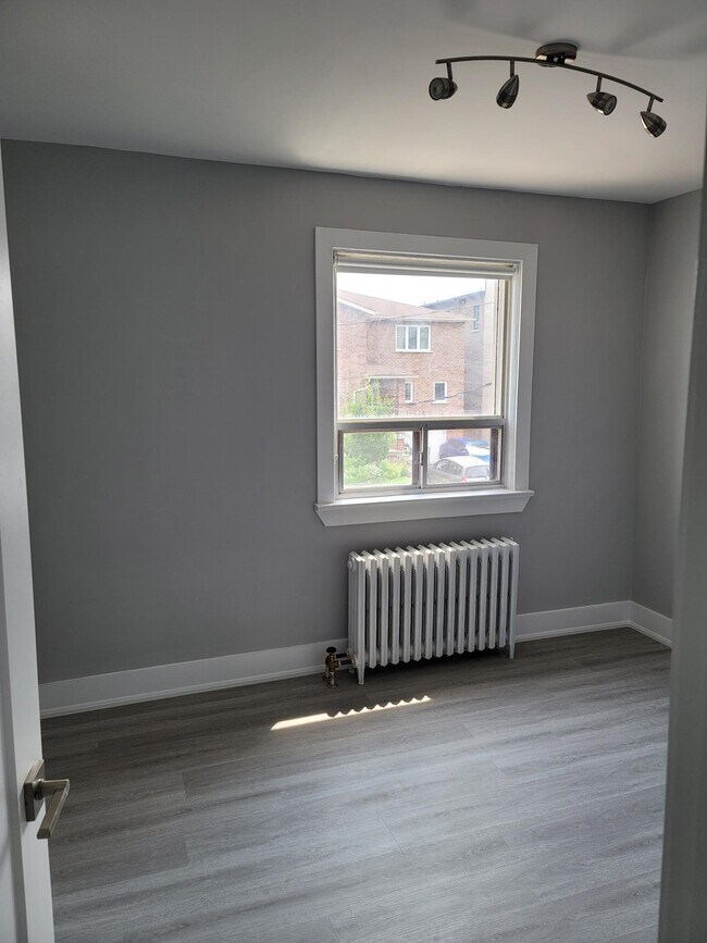 Photo - 1566-1574 Avenue Rd