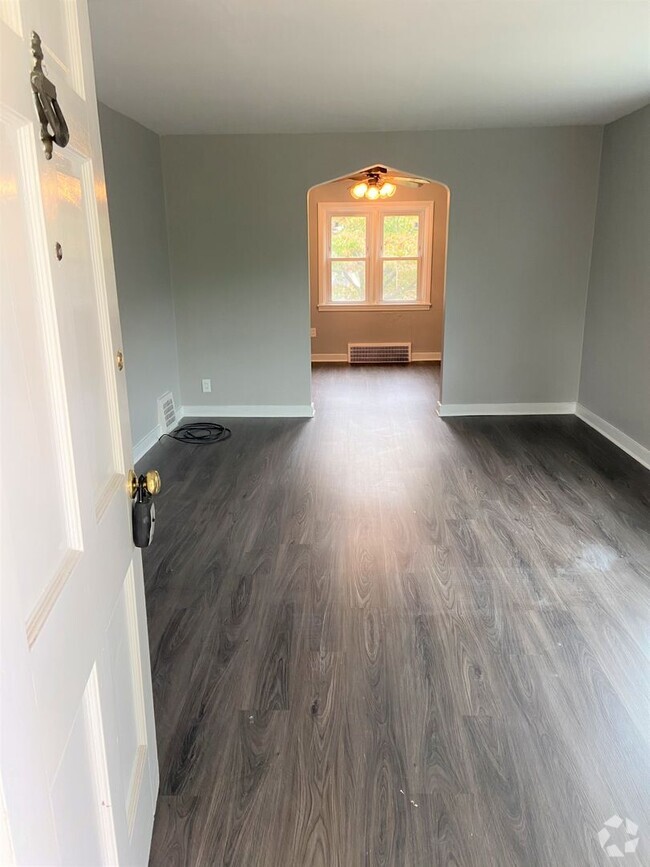 Building Photo - Newly renovated 3 bedroom house next to Pe...