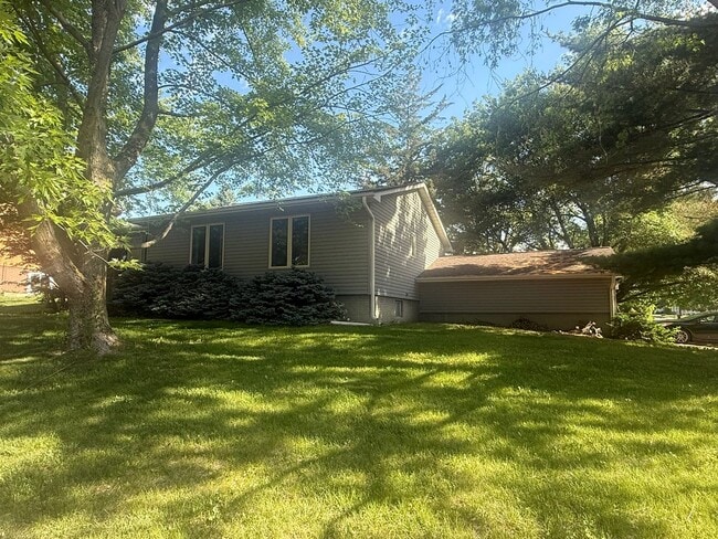 Photo - New Listing - 4 Bedroom House on Iowa City Westside on Sunset