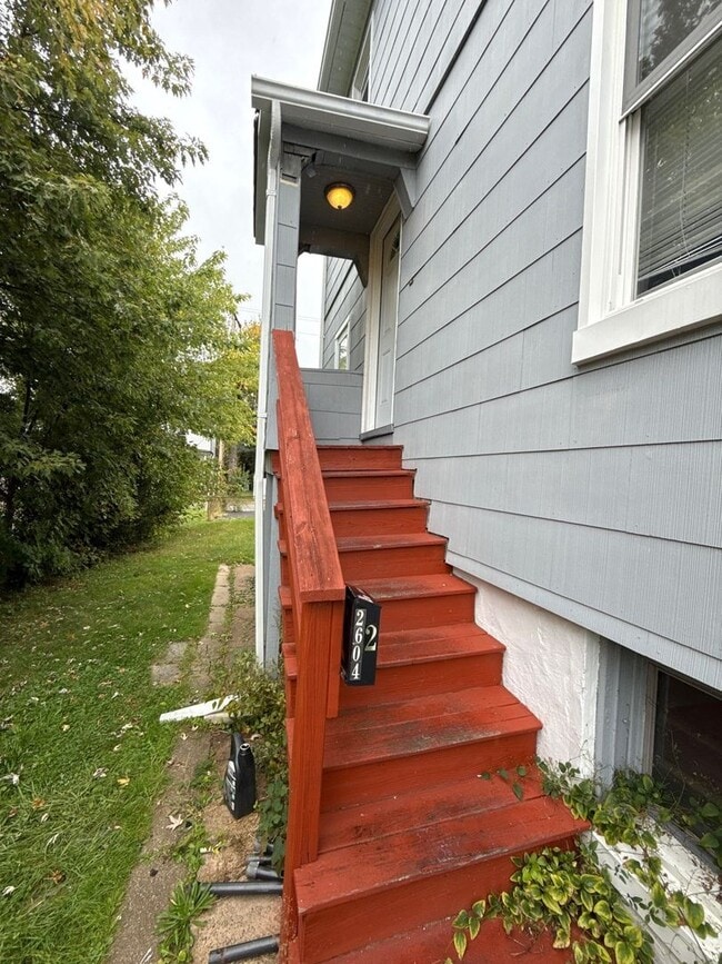 Building Photo - 2604 Hamilton Ave Unit Apt 2