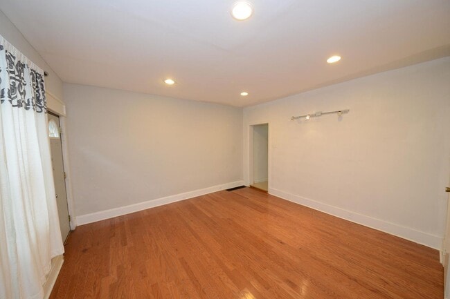 Building Photo - 128 S Bonsall St