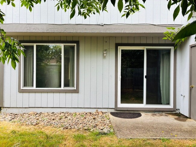 Photo - 933-937 NW Sequoia Ave