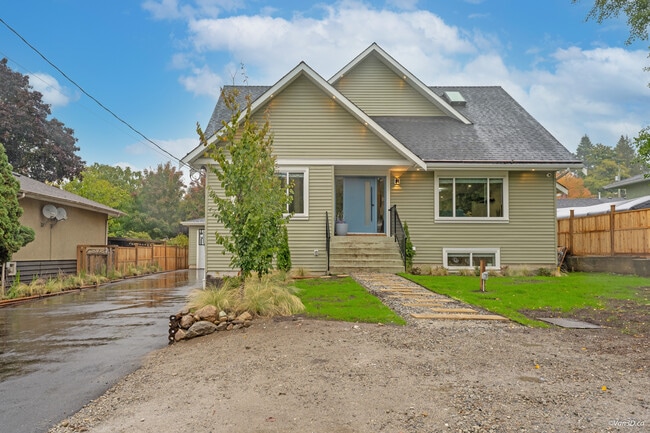 Building Photo - 6 Bed, 3.5 Bath Upper House for Rent in Delta! Unit Upper House