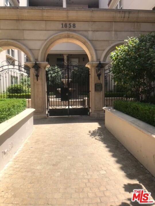 Building Photo - 1658 Camden Ave Unit 203