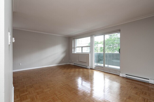 Photo - 365 Eglinton Ave E Unit 606