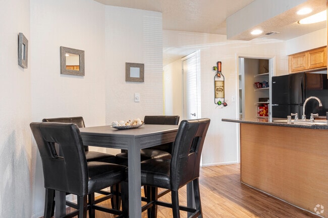 2BR, 1BA - 871 SF