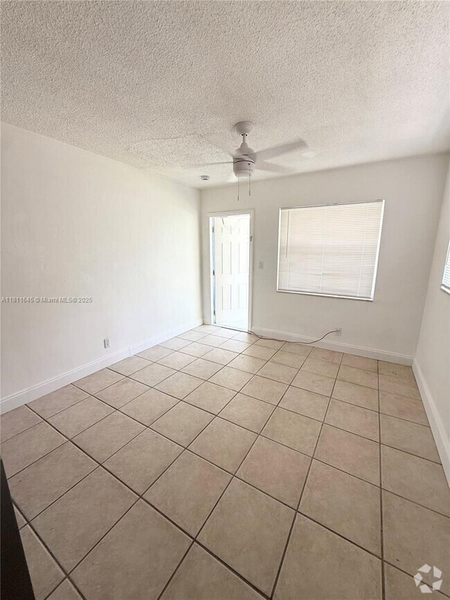 Building Photo - 241 SE Park St Unit 4 Rental