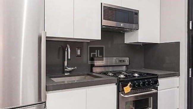 Building Photo - 2ND AVE.