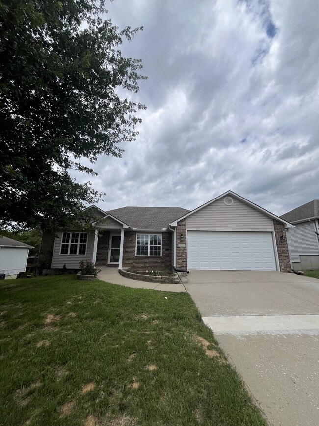 Building Photo - 723 Iron Horse Dr