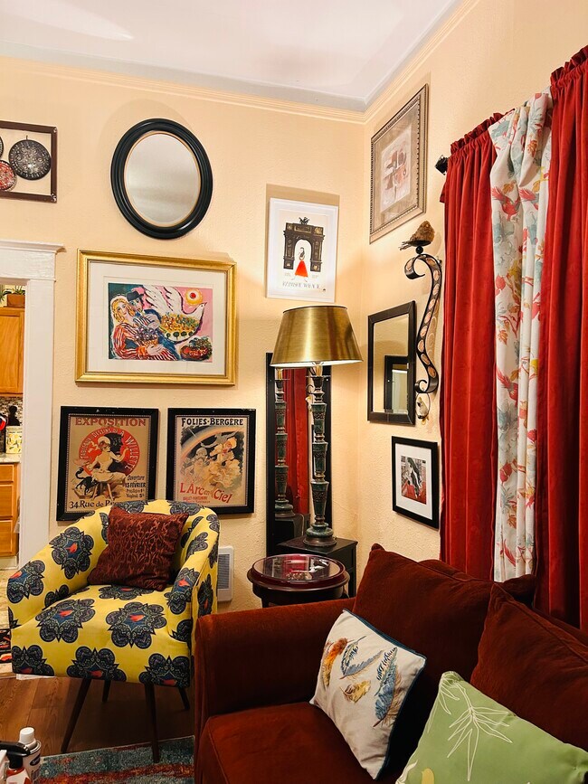 All apts are full of Art and wonderful things to enjoy - The Lindsay Furnished Apartments