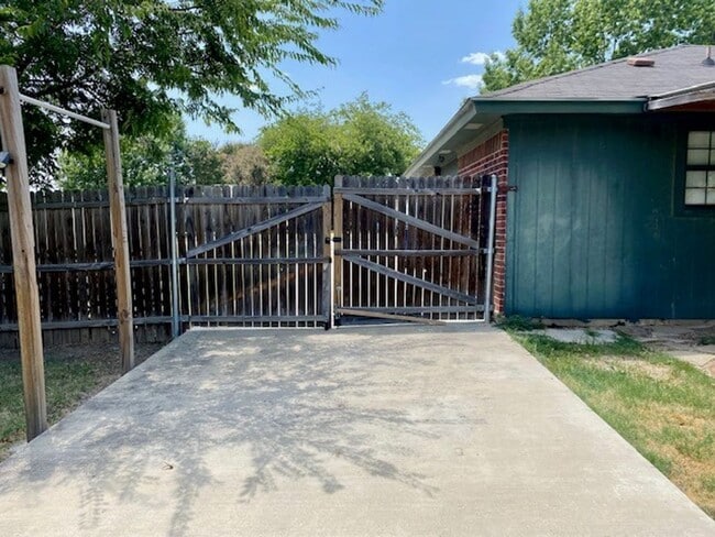 Photo - Charming Home located in a great neighborhood!