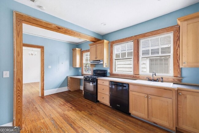 Photo - 114 E Maple St