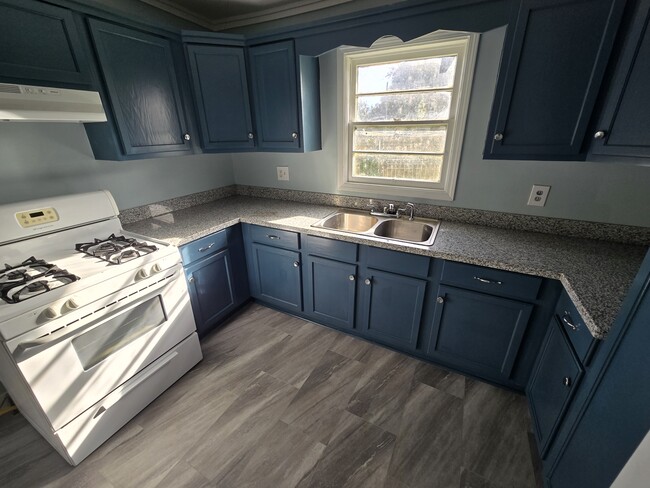 Photo - 205 W Broussard St