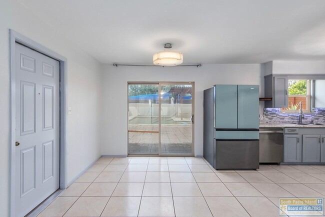 Photo - 221 E Adams St