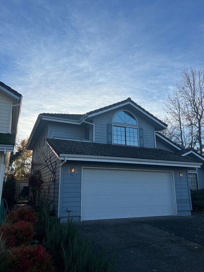 Building Photo - Beautiful 3 Bedroom Home with Garage, Yard...