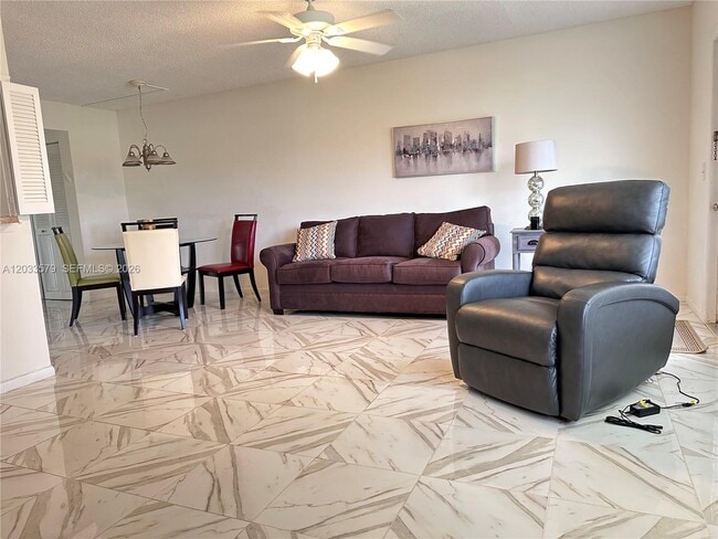 Building Photo - 569 Fanshaw N Unit 569