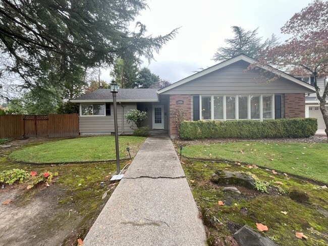 Building Photo - Elegant 3-Bedroom Home with Soaking Tub, S...