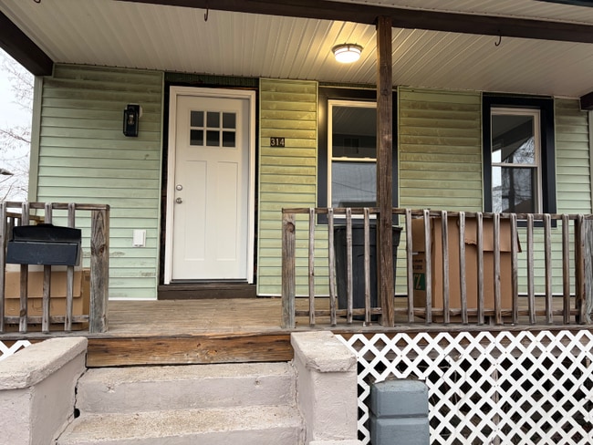 Building Photo - 314 W Peach St