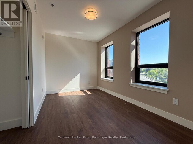 Photo - 206 Queen St S
