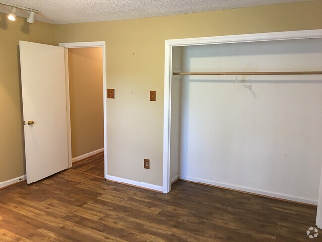 Building Photo - 1565 Hensley Rd E Rental
