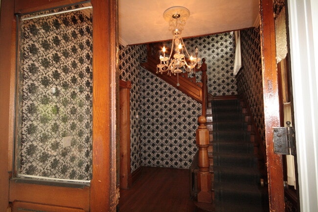 front entryway - 629 W South St Unit 4