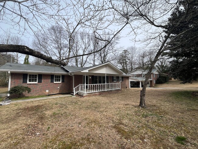 Building Photo - 4 Bedrooms, 1 Bathroom - Home in West Rome!