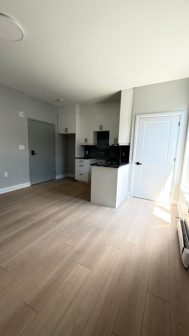 Building Photo - 95 Henderson Ave Unit 302