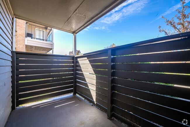 1BR, 1BA - 683SF