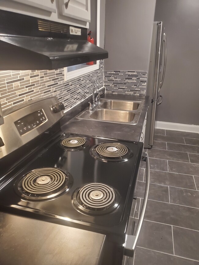 Building Photo - 8040 S Evans Ave Unit 1st floor