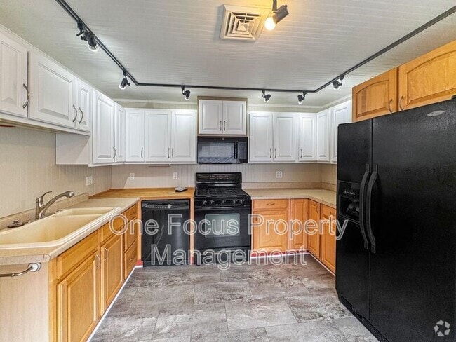 Building Photo - 95 1/2 Parkwood Street Rental