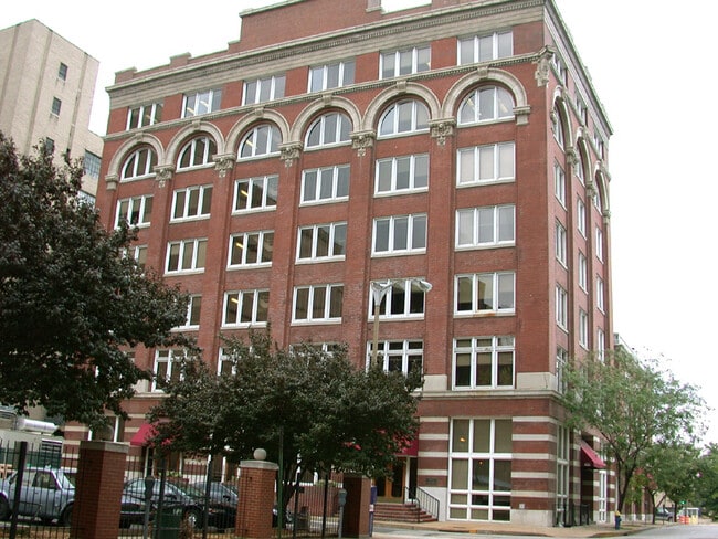 Building Photo - 1101 Lucas Ave Unit #200