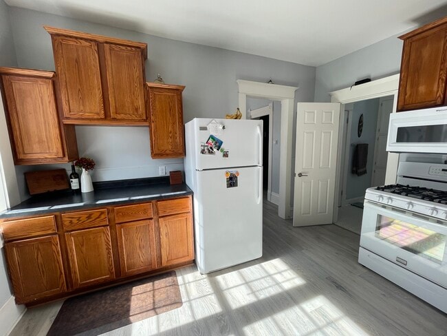 Building Photo - 641 Fillmore St NE Unit Lower