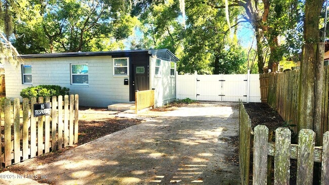 Building Photo - 4111 Ruby Dr W