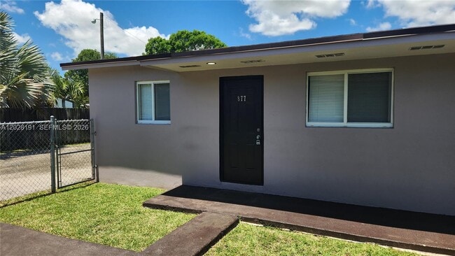 Building Photo - 877 NW 10th St Unit -